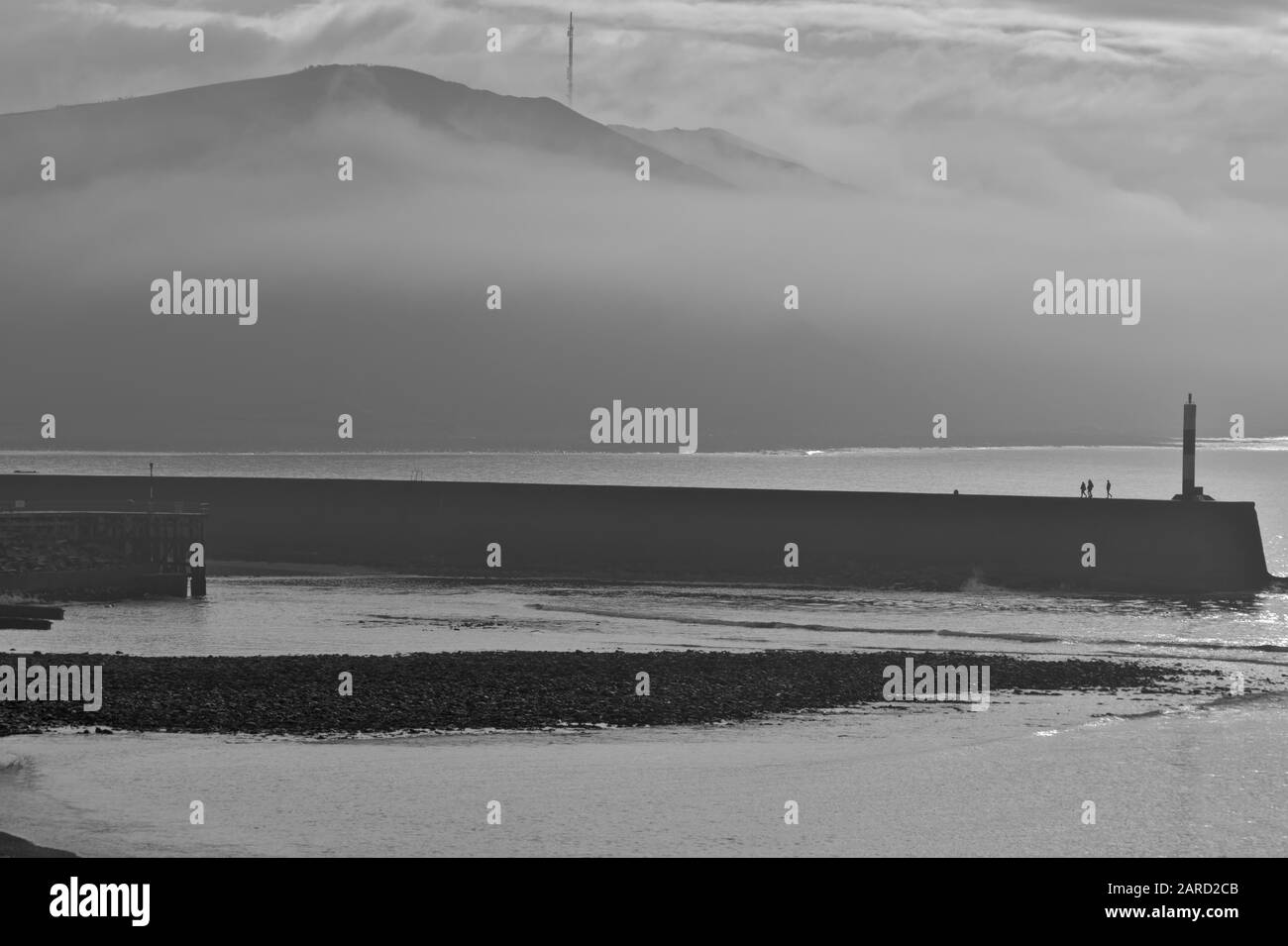 Aberystwyth UK: Bianco e nero, Alt Wen collina che mostra attraverso le nuvole basse Foto Stock