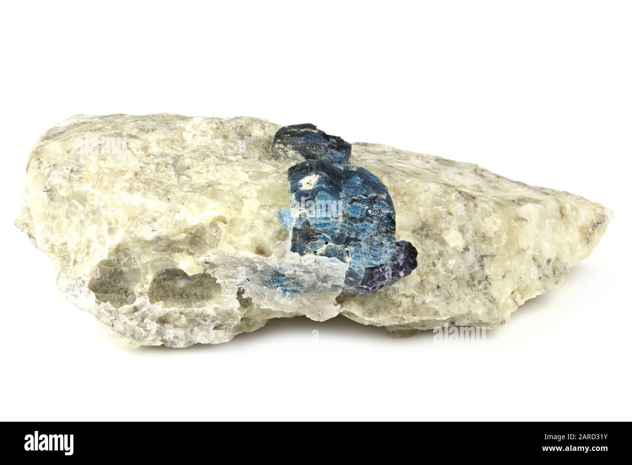Afghanite sulla matrice di calcite di Badakhshan, Afghanistan isolato su sfondo bianco Foto Stock