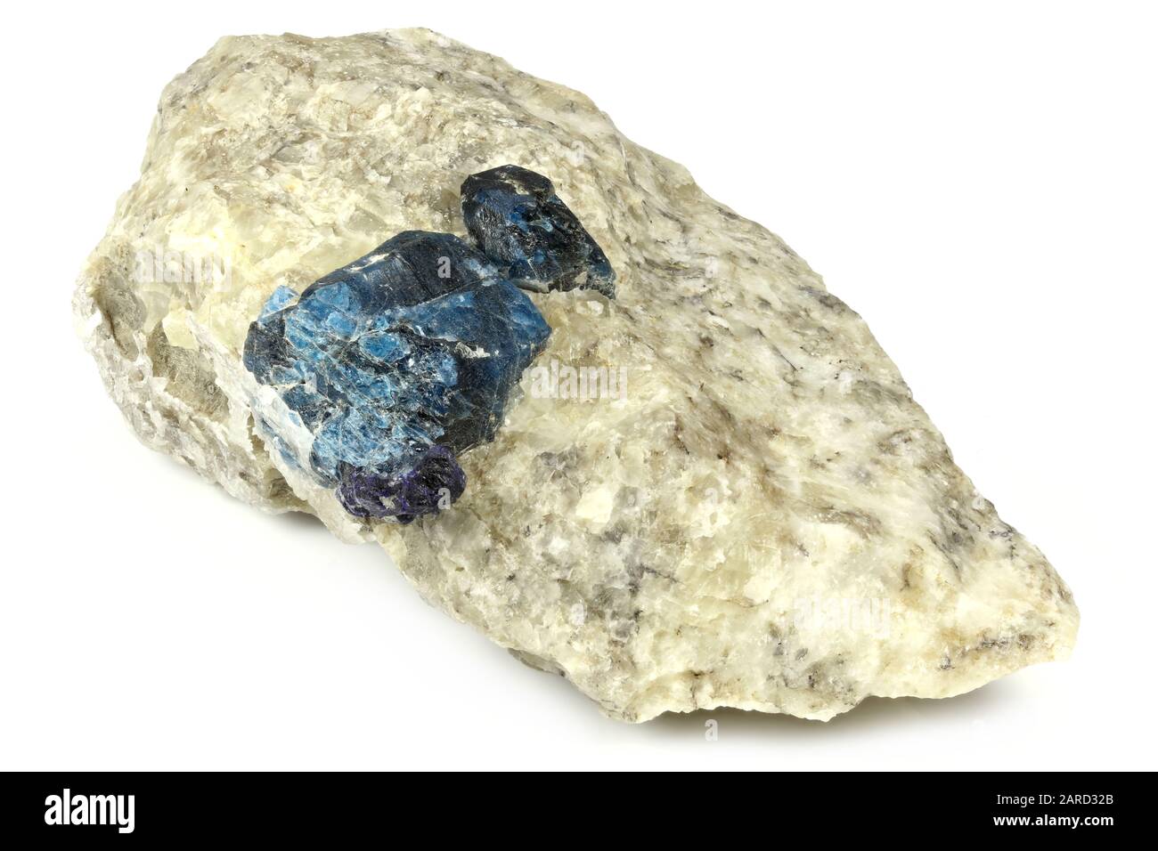 Afghanite sulla matrice di calcite di Badakhshan, Afghanistan isolato su sfondo bianco Foto Stock