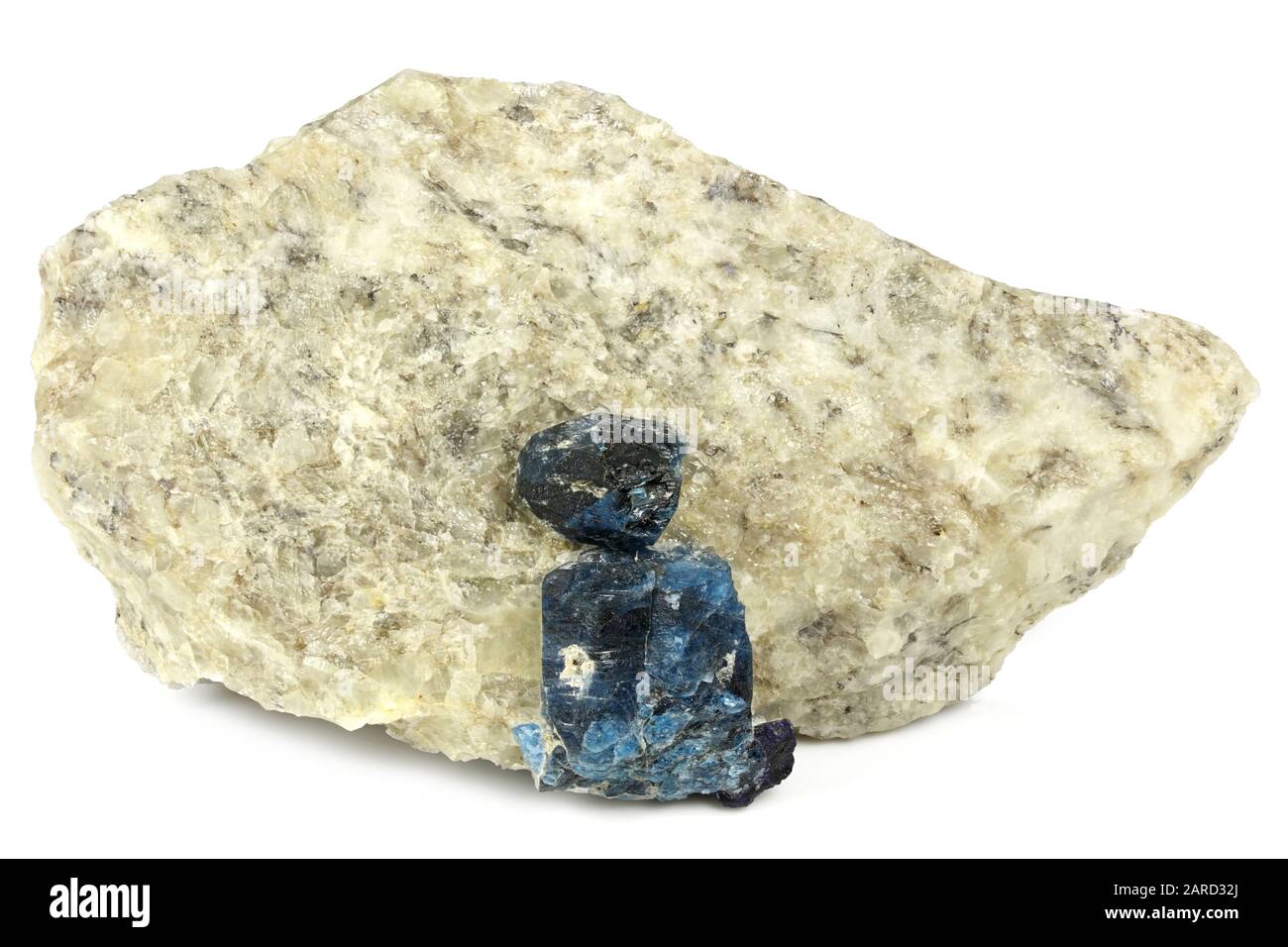 Afghanite sulla matrice di calcite di Badakhshan, Afghanistan isolato su sfondo bianco Foto Stock