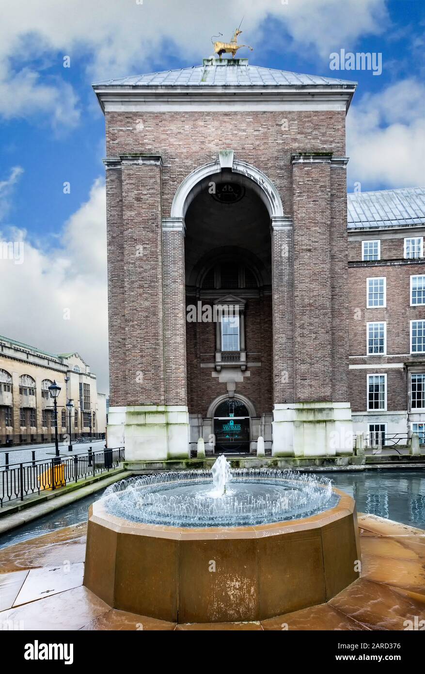 Uffici del Consiglio della Città di Bristol e fontana a College Green, Bristol, Avon, Regno Unito, il 31 dicembre 2019 Foto Stock
