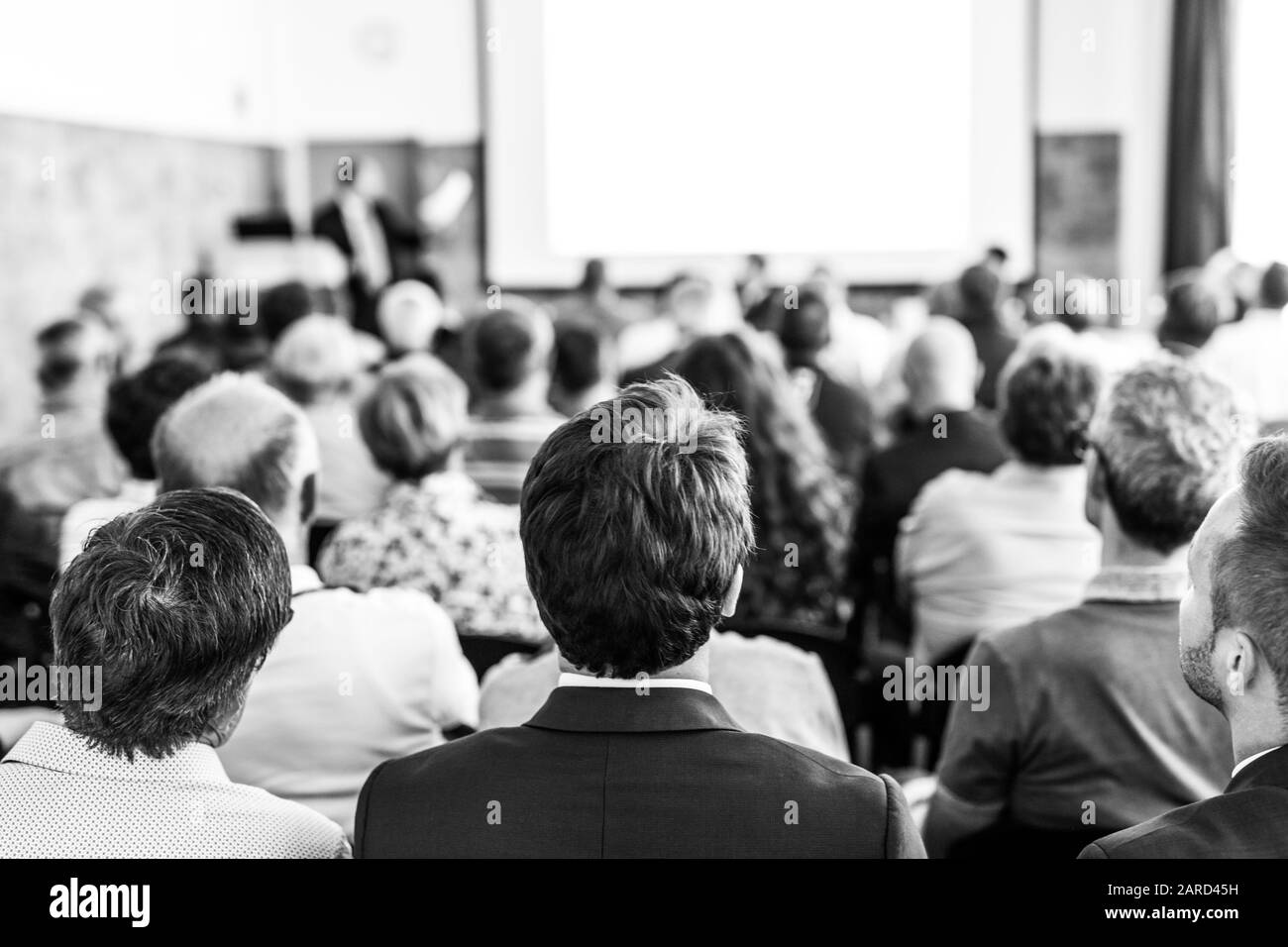 Altoparlante aziendali fornendo un discorso alla conferenza di business event. Foto Stock
