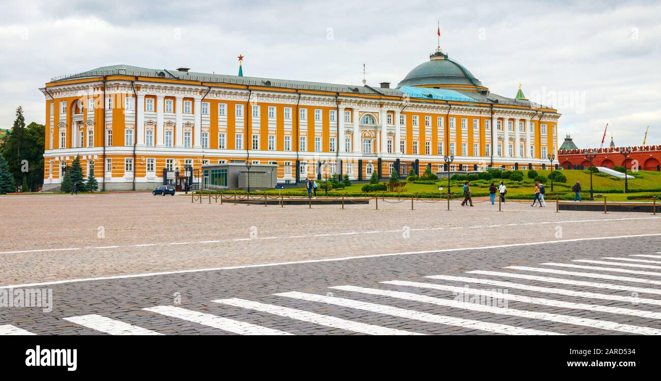 Piazza Ivanovskaya con l'edificio del Senato del Cremlino in stile architettonico neoclassico in una giornata torbida. Mosca, Russia. Foto Stock