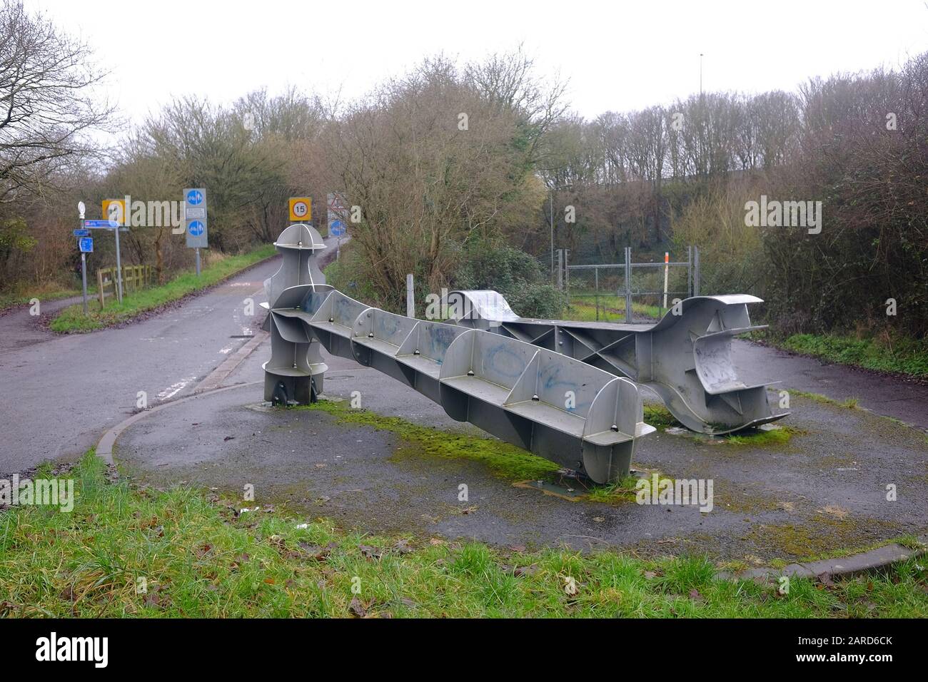 Gennaio 2020 - Grande opera d'arte pubblica a martello e chiave sul percorso ciclabile da Bristol a Portway / Portishead. Foto Stock