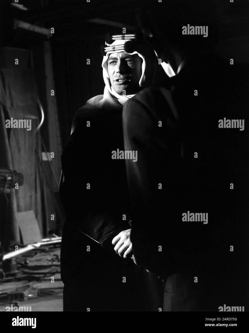 Peter o'TOOLE Screen Test AS T. E. Lawrence con DAVID LEAN (a destra indietro alla fotocamera) per LAWRENCE D'ARABIA 1962 regista DAVID LEAN sceneggiatura ROBERT BOLT e Michael WILSON produttore SAM SPIEGEL Horizon Pictures / Columbia Pictures Corporation Foto Stock