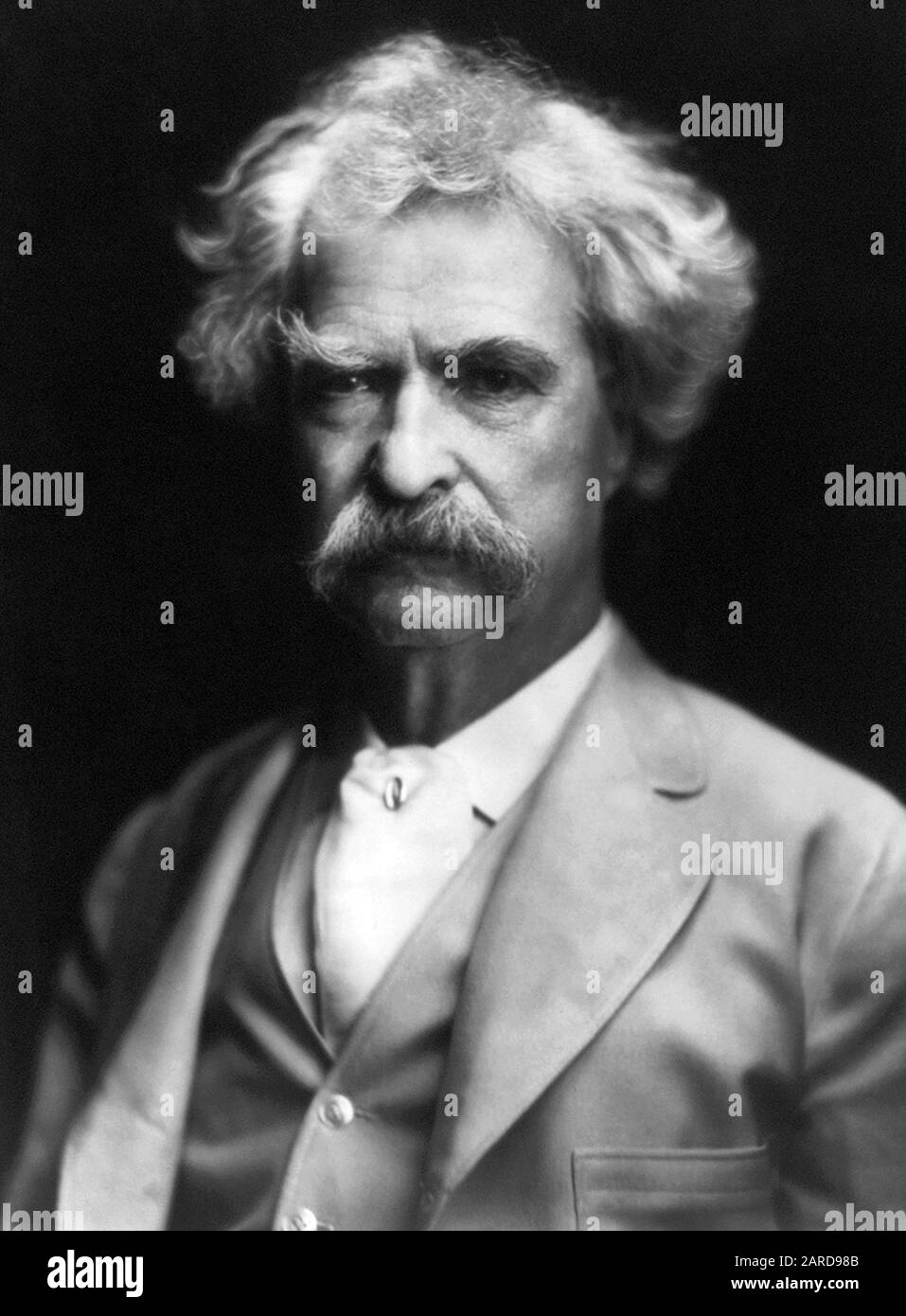 Ritratto d'epoca di scrittore americano e umorista Samuel Langhorne Clemens (1835 – 1910), meglio conosciuto dal suo nome di penna di Mark Twain. Foto circa 1907. Foto Stock