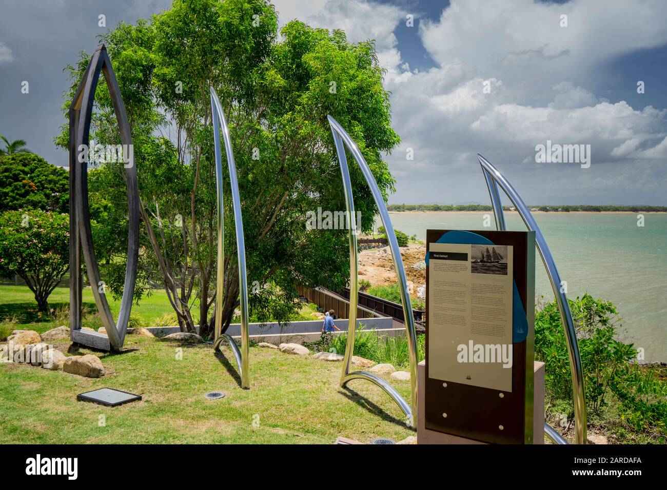 Scultura intitolata 'Primo contatto' che raffigura le navi' vele, parte di opere d'arte pubbliche, Kissing Point, Townsville, Queensland Foto Stock