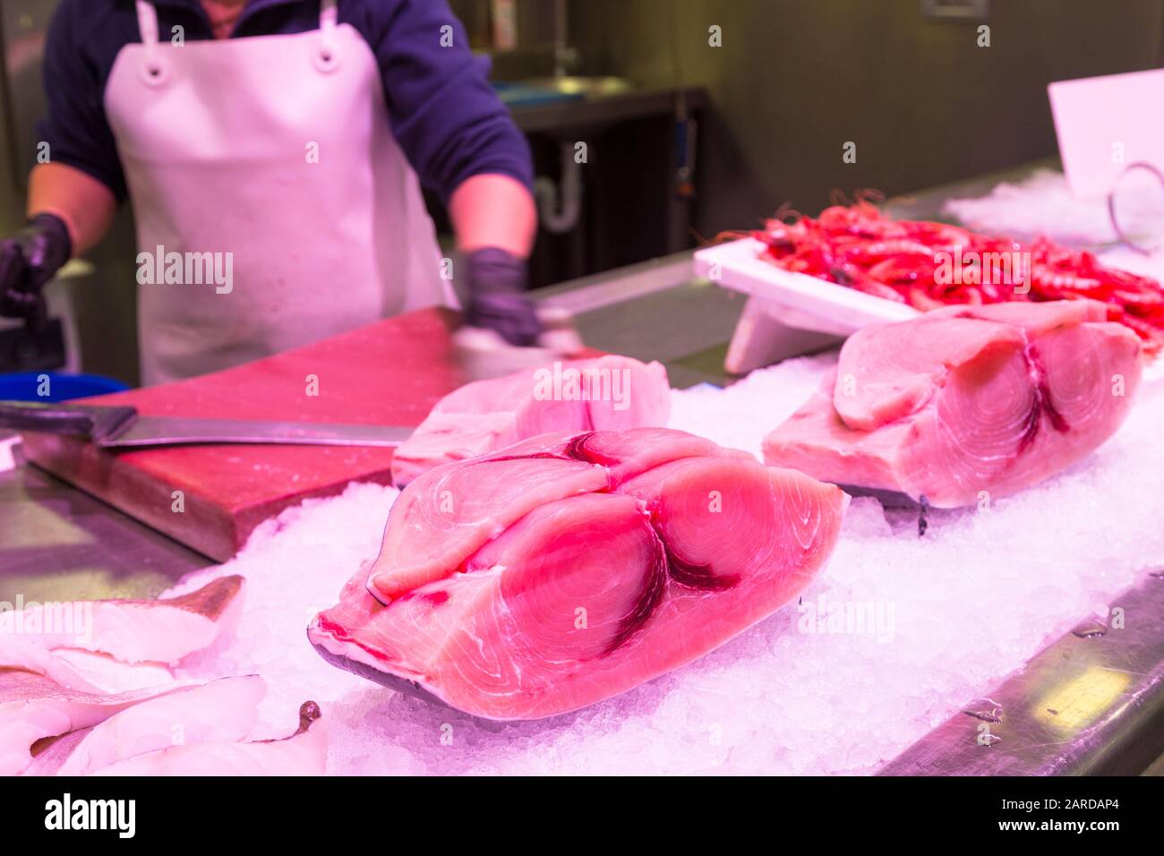 Tagli di tonno esposti al fishmonger Foto Stock