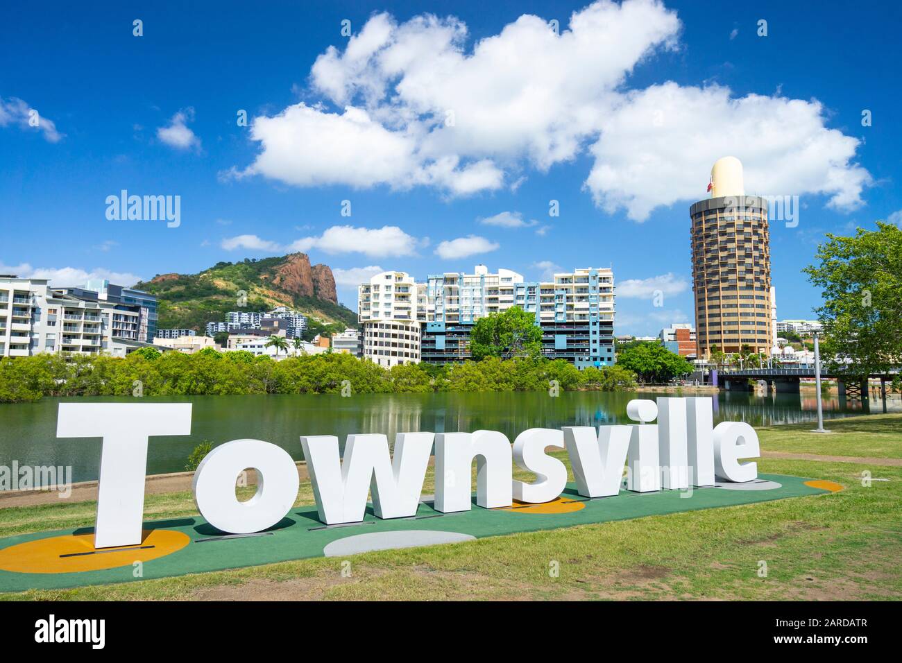 Townsville firma sulle rive del fiume Ross con lo skyline della città e Castle Hill sullo sfondo. Central Park, Townsville Queensland. Foto Stock