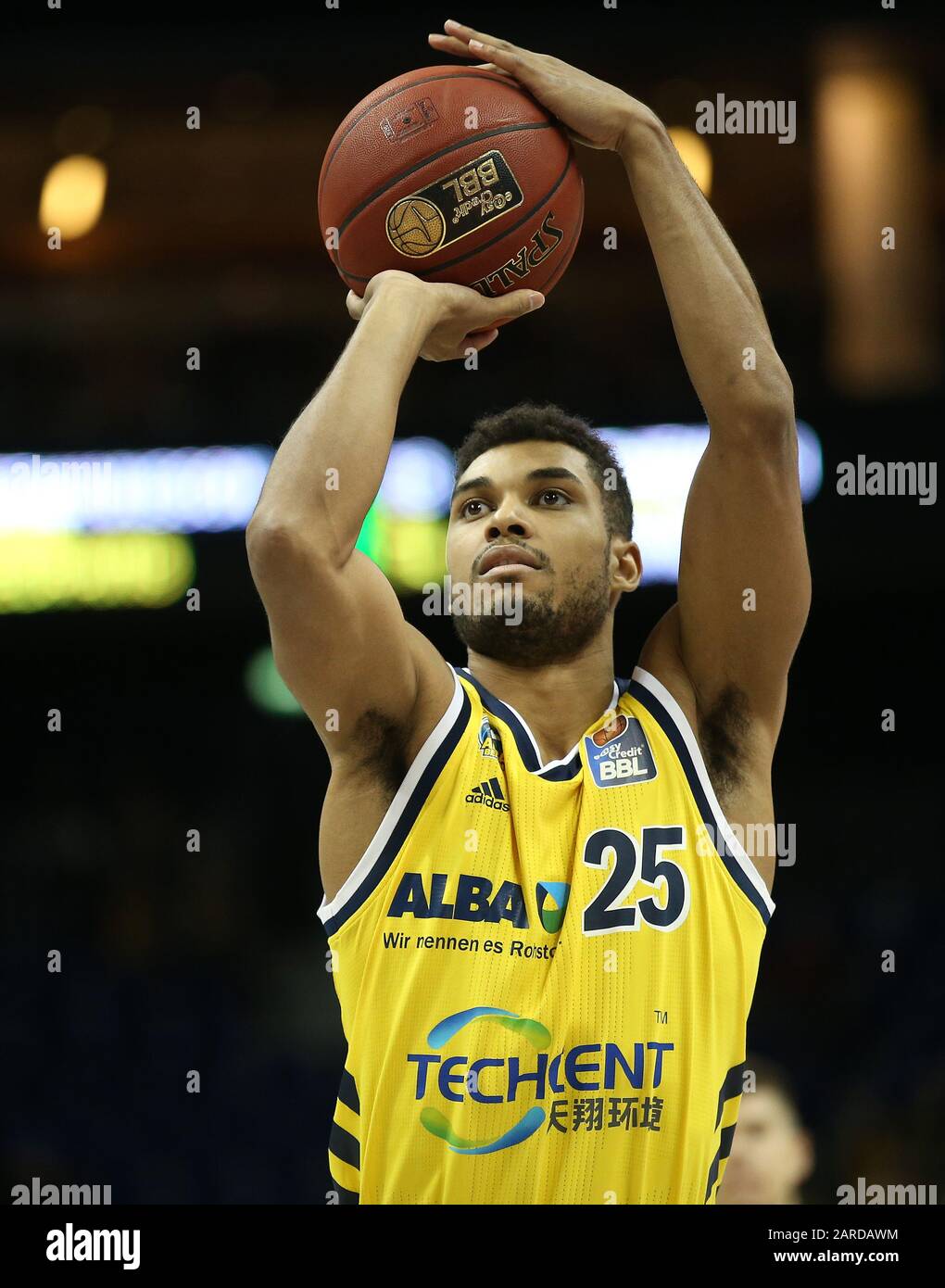 27 gennaio 2020, Berlino: Basket: Bundesliga, Alba Berlin - Hakro Merlins Crailsheim, round principale, 17th giornata di gioco, Mercedes Benz Arena. Albas Kenneth Ogbe tiene la palla pronta per un tiro libero. Foto: Andreas Gora/Dpa Foto Stock