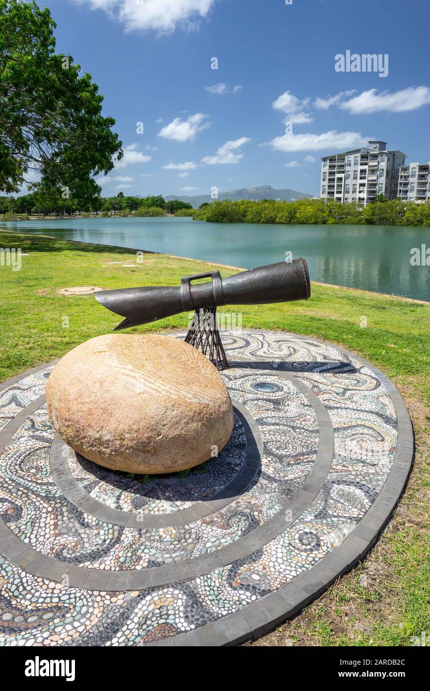 Scultura per commemorare Eddie Koiko Mabo e la decisione di Mabo. Parco centrale sulle rive del fiume Ross, Townsville Queensland, Foto Stock