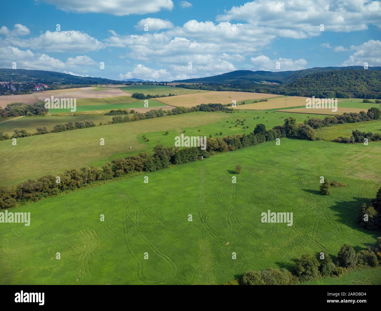 Estate agricoltura campo città paesaggio. Agricoltura paesaggio rurale in Ungheria Foto Stock