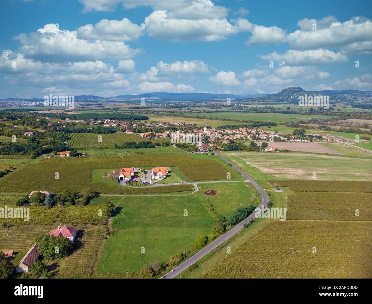 Estate agricoltura campo città paesaggio. Agricoltura paesaggio rurale in Ungheria Foto Stock