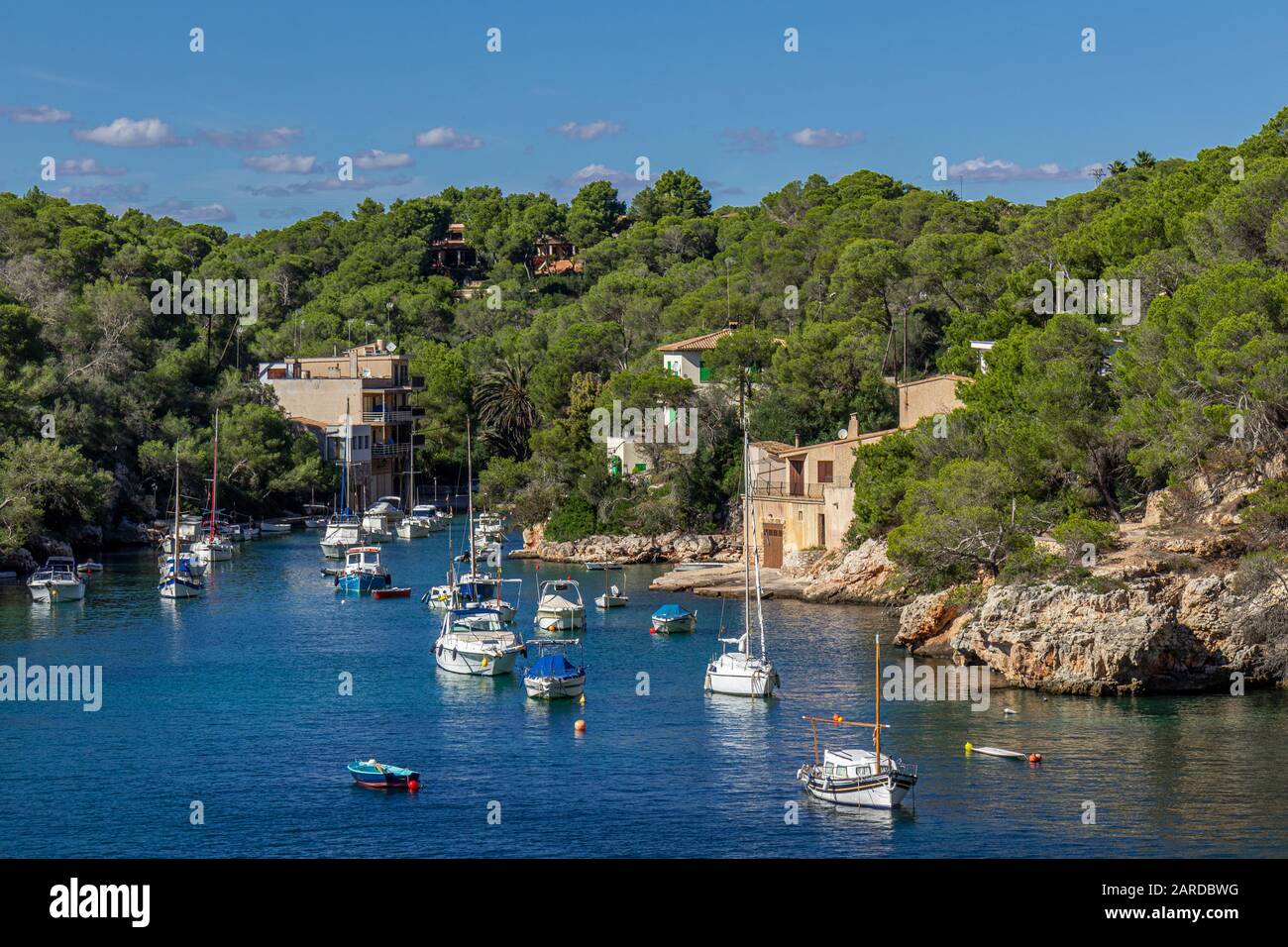 Barche a vela e motoscafi ancoranti nella pittoresca baia Cala Figuera, Santanyí, Mallorca, Isole Baleari, Spagna, Europa Foto Stock