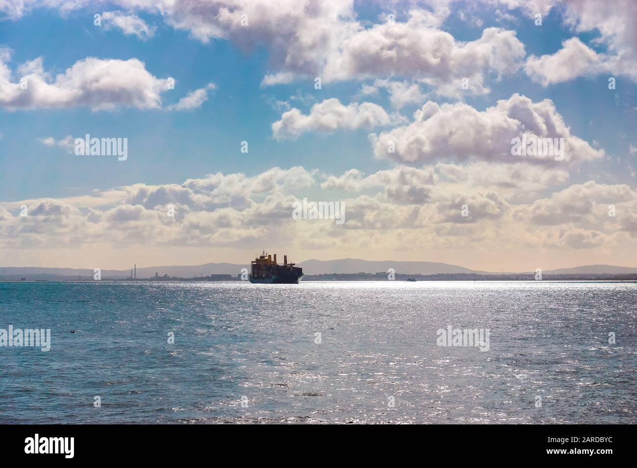 Nave con container cargo che arriva al porto di Lisbona del fiume Tago, Portogallo Foto Stock