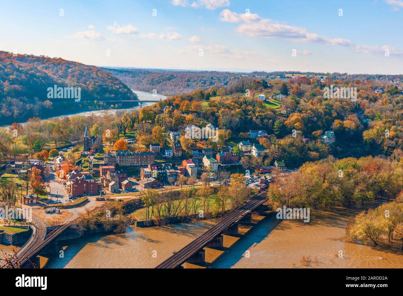 Vista colorata del Parco Nazionale dei Traghetti di Harpers da Maryland Heights in autunno.West Virginia.USA Foto Stock