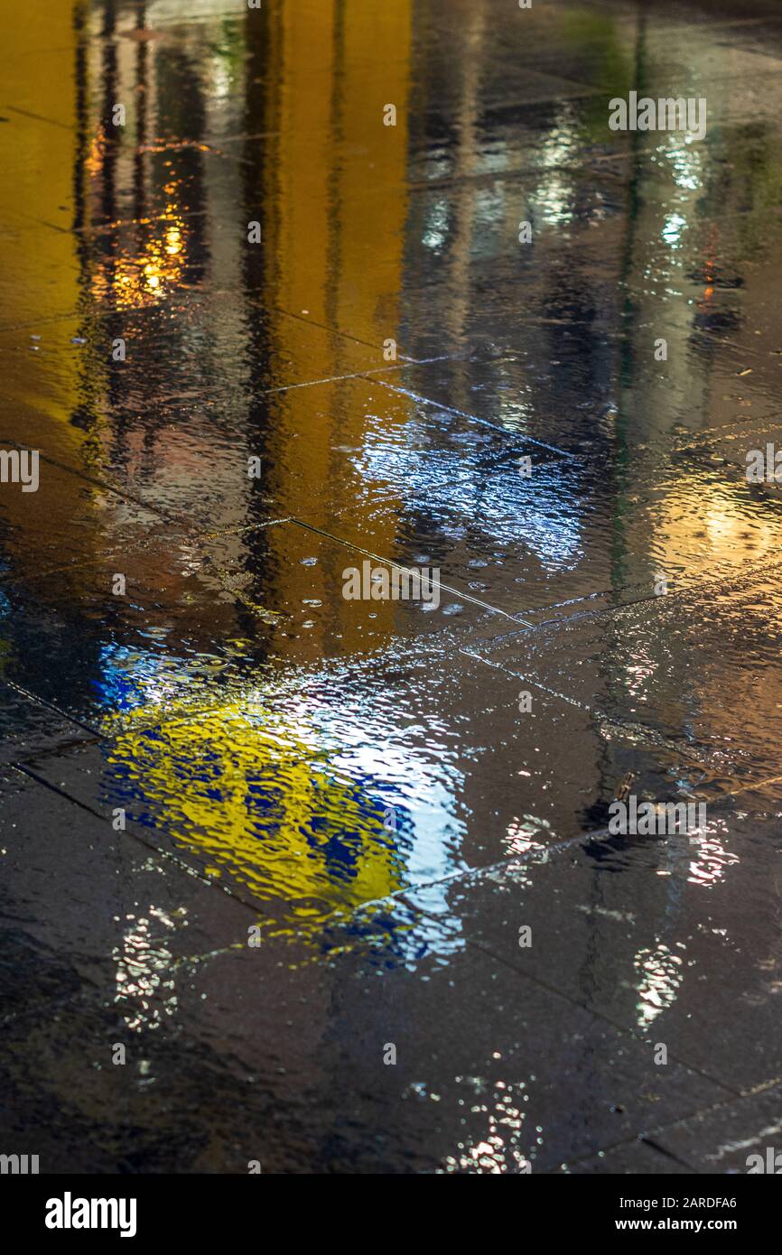 IKEA London Firma riflessione. Reflection from the IKEA Planning Store Sign in the Wet Pavement on Tottenham Court Road Central London Foto Stock