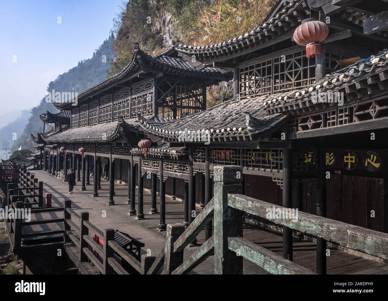 Yichang, HUBEI / CINA - 25 dicembre 2019: Il villaggio di legno insieme con la collina accanto al fiume Yangtze nella parte Di Tre Gorges Dam. La diga gigante Foto Stock