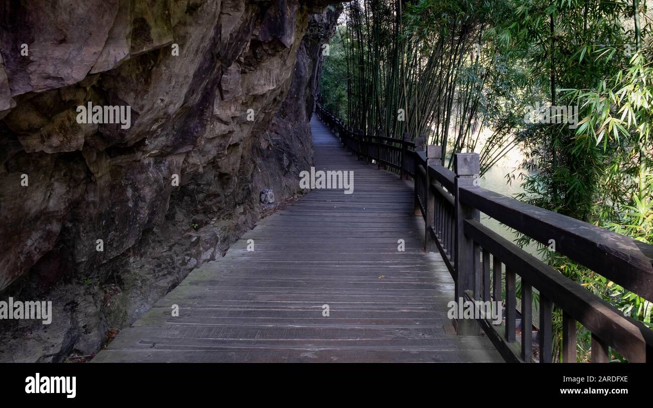 Yichang, HUBEI / CINA - 25 dicembre 2019: La passerella in legno sul fiume Yangtze per il viaggiatore insieme con la zona tre gole, la parte della Yangtze Foto Stock