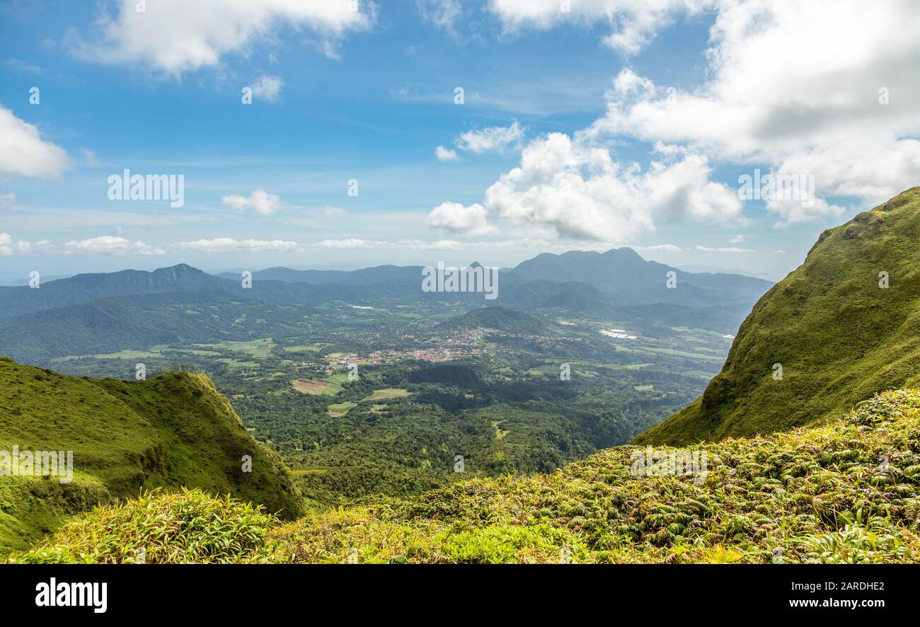 Monte Pelee verde vulcano collina panorama, Martinica, dipartimento francese d'oltremare Foto Stock Monte Pelee verde vulcano collina panorama, Martinica, dipartimento francese d'oltremare Foto Stock