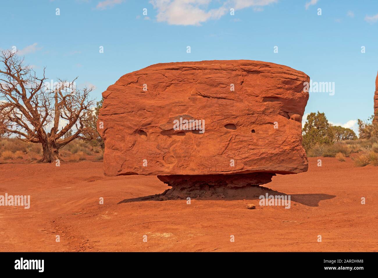 Roccia bilanciata nel deserto nella Monument Valley in Arizona Foto Stock