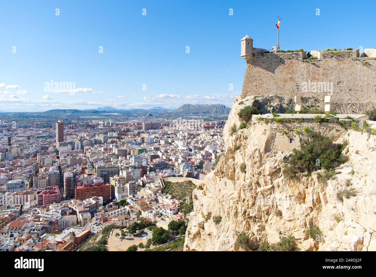 Vista sulla cima del Castello di Santa Barbara situato sul Monte Benacantil che si affaccia sul lato occidentale della città di Alicante sulla costa mediterranea. Foto Stock