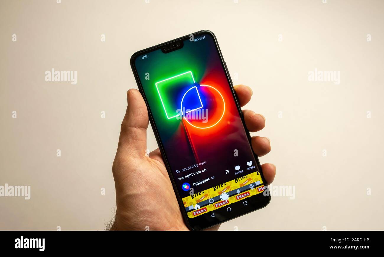 Applicazione byte avviata sullo schermo dello smartphone che è in mano. Byte app è un successore di Vine app e diretto TikTok app concorrente. Foto Stock