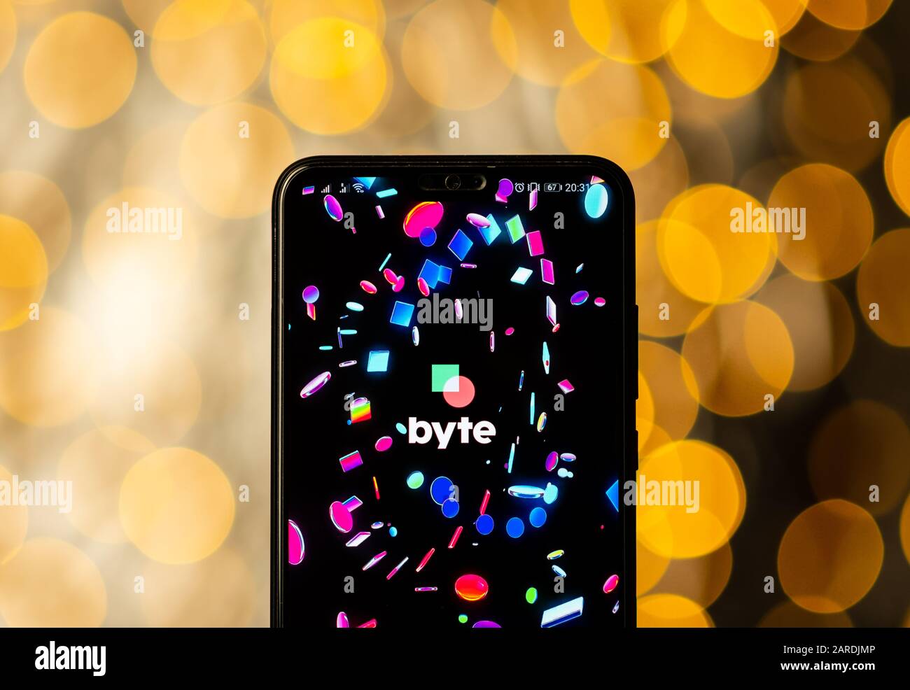 Byte app logo sullo schermo scuro dello smartphone e bokeh sullo sfondo. Byte è un nuovo concorrente di TikTok per la piattaforma di social media. Foto reale. Nessuna modifica. Foto Stock