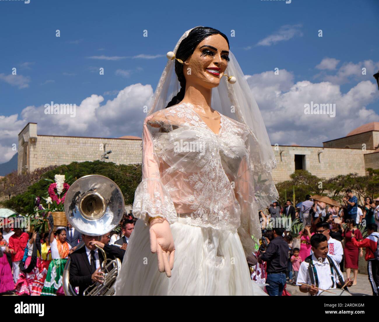 Marionette giganti della parte Bride della tradizionale sfilata di nozze (Calenda de Bodas) per le strade di Oaxaca. Foto Stock