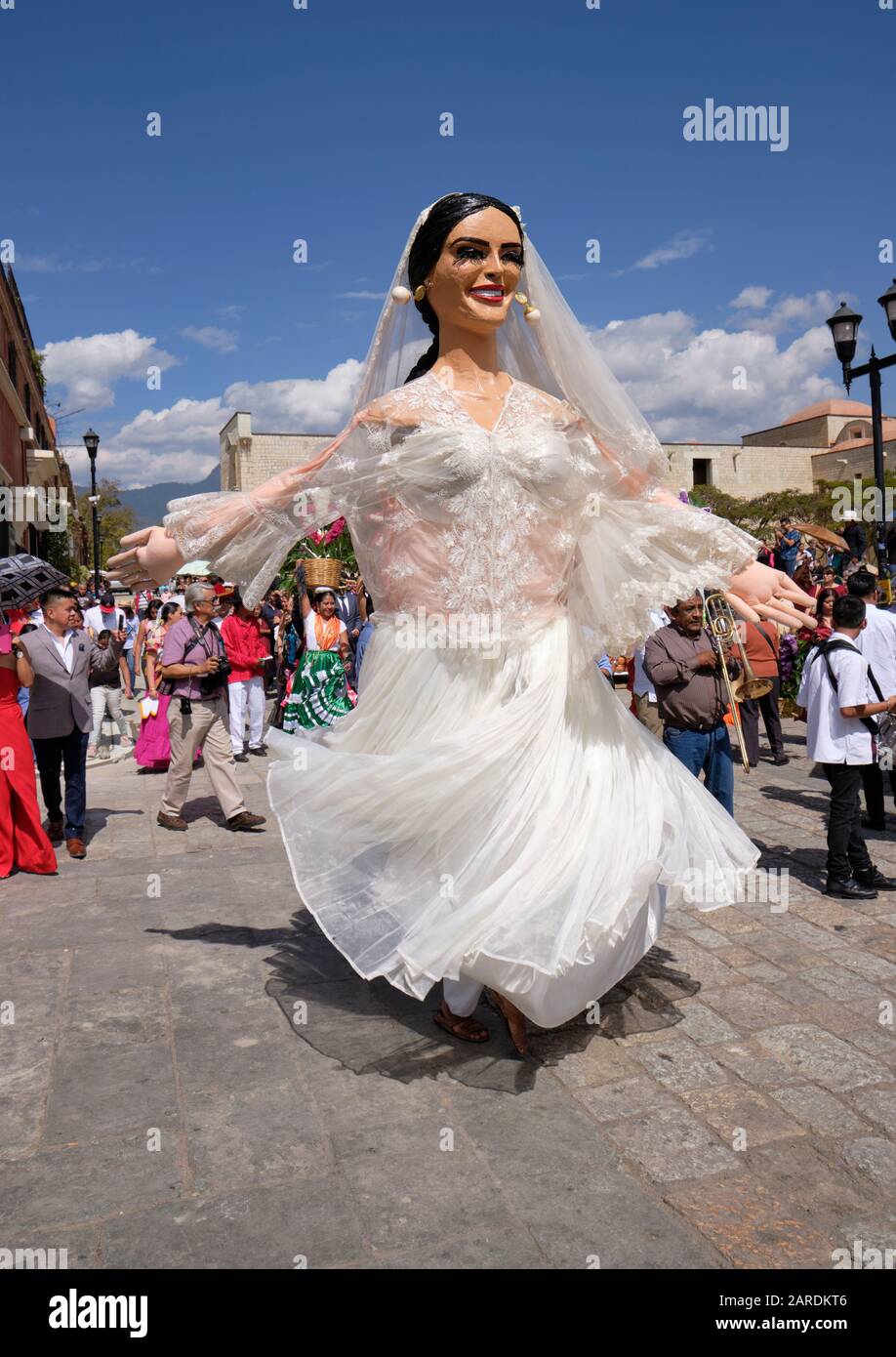 Marionette giganti della Bride che gira e balla Parte della tradizionale sfilata di nozze (Calenda de Bodas) per le strade di Oaxaca. Foto Stock