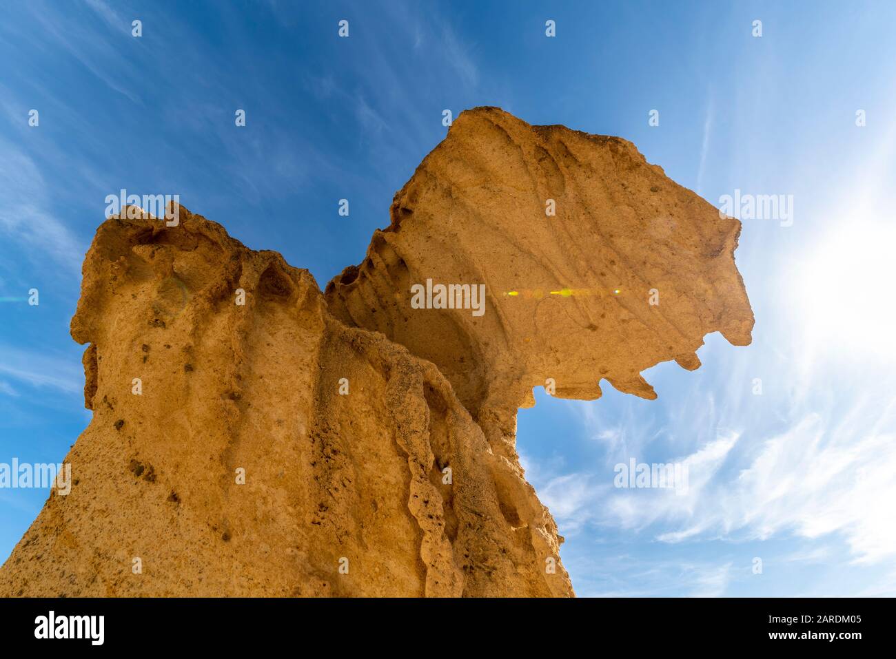 Las Gredas de Bolnuevo, chiamata anche Ciudad Encantada, sono formazioni di arenaria pesantemente erose lungo la spiaggia di Bolnuevo, Murcia, Spagna. Torreggiante Foto Stock