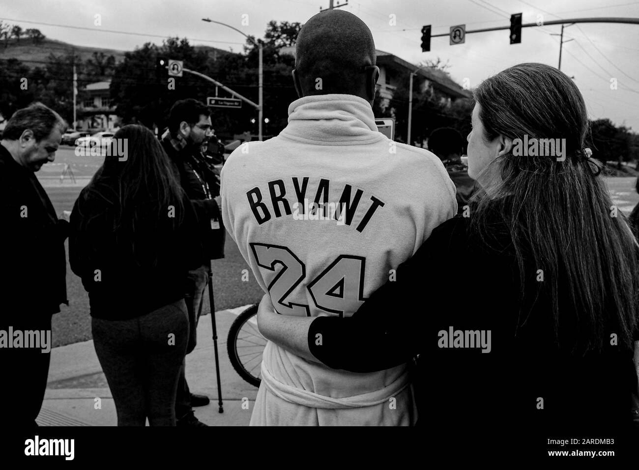 Calabasas, California, Stati Uniti. 26th Gen 2020. I fan di Laker si radunano vicino al luogo di scontro in elicottero che ha ucciso nove persone, tra cui la stella di basket in pensione Kobe Bryant e una delle sue figlie. Credito: Jason Ryan/Zuma Wire/Alamy Live News Foto Stock