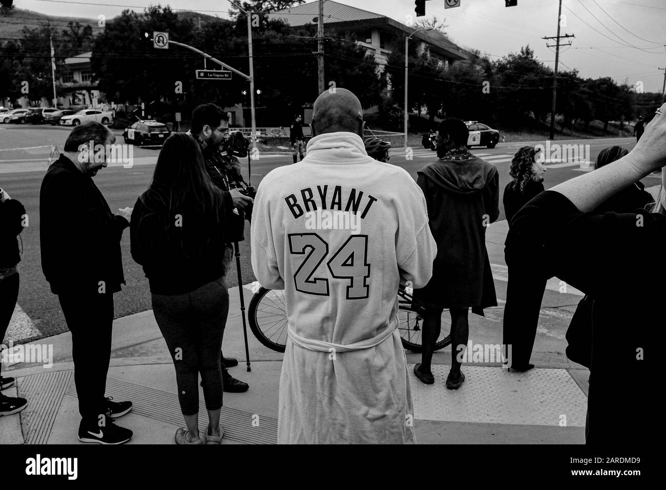 Calabasas, California, Stati Uniti. 26th Gen 2020. I fan di Laker si radunano vicino al luogo di scontro in elicottero che ha ucciso nove persone, tra cui la stella di basket in pensione Kobe Bryant e una delle sue figlie. Credito: Jason Ryan/Zuma Wire/Alamy Live News Foto Stock