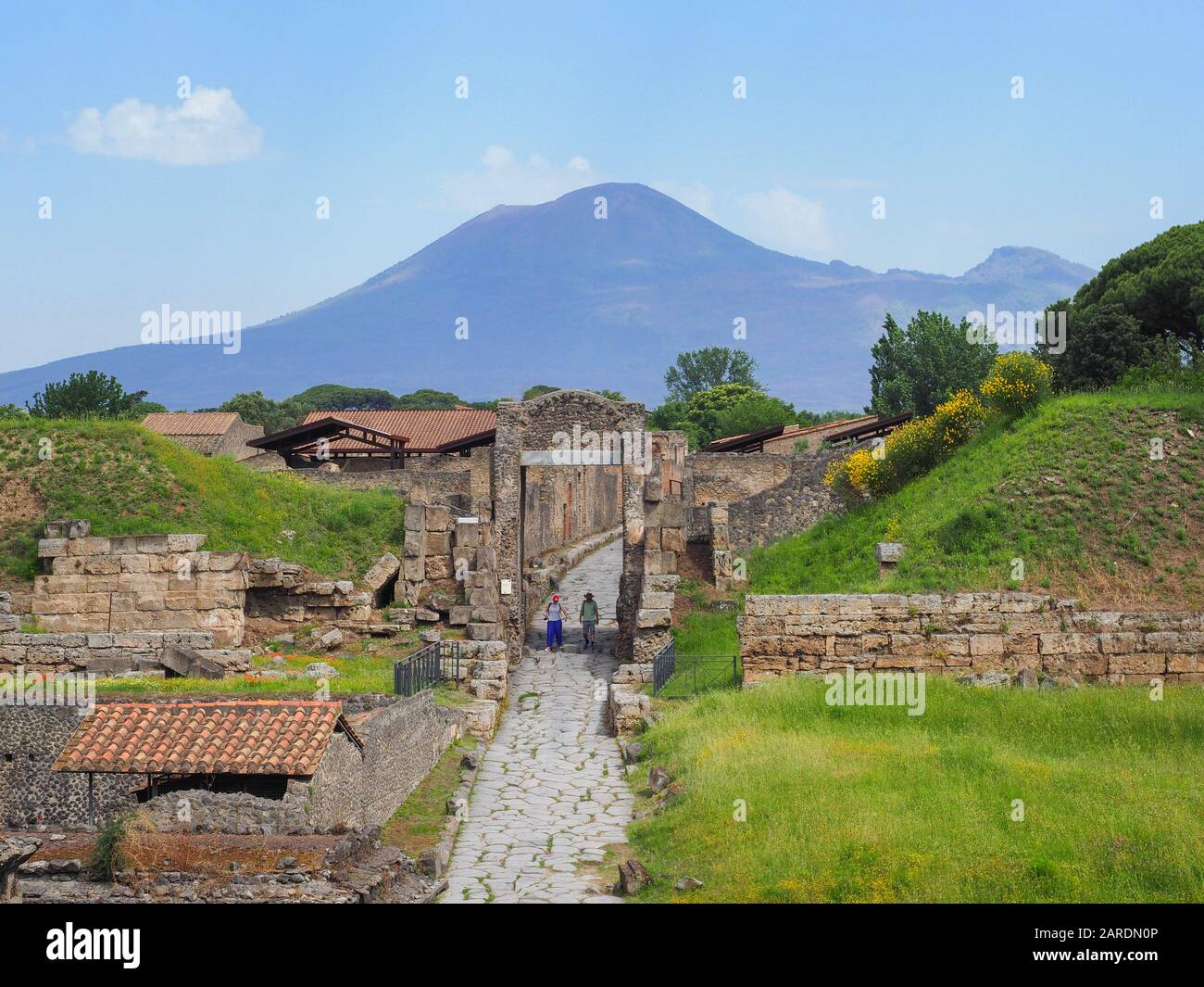 Vista da Via Plinio di Pompei alla Necropoli, porta Nocera con il Vesuvio in lontananza. Aree Archeologiche Di Pompei. Napoli, Campania, Italia Foto Stock