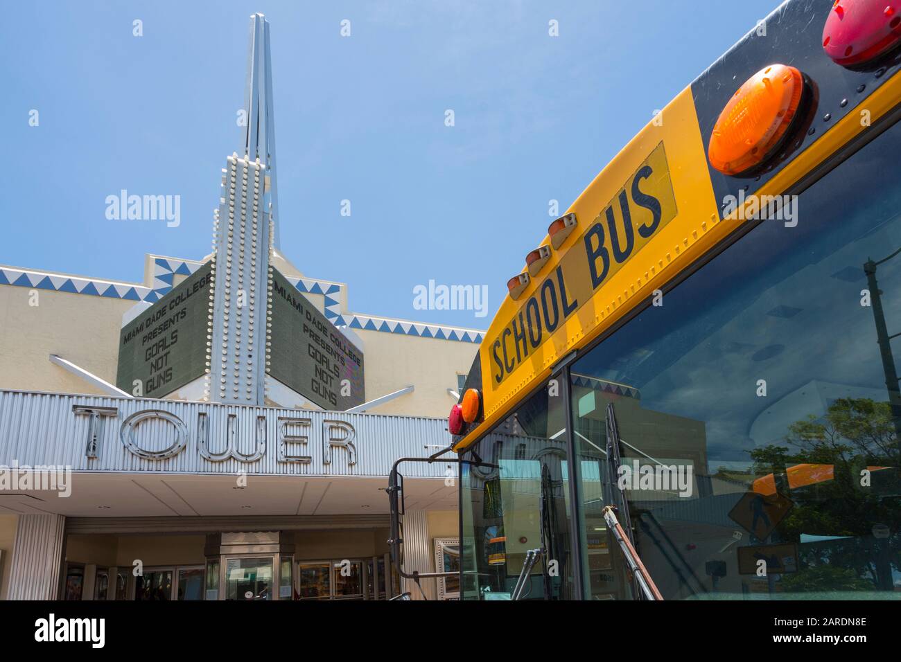 Autobus giallo e Tower Theatre sulla 8th Street a Little Havana, Miami, Florida, Stati Uniti d'America, Nord America Foto Stock