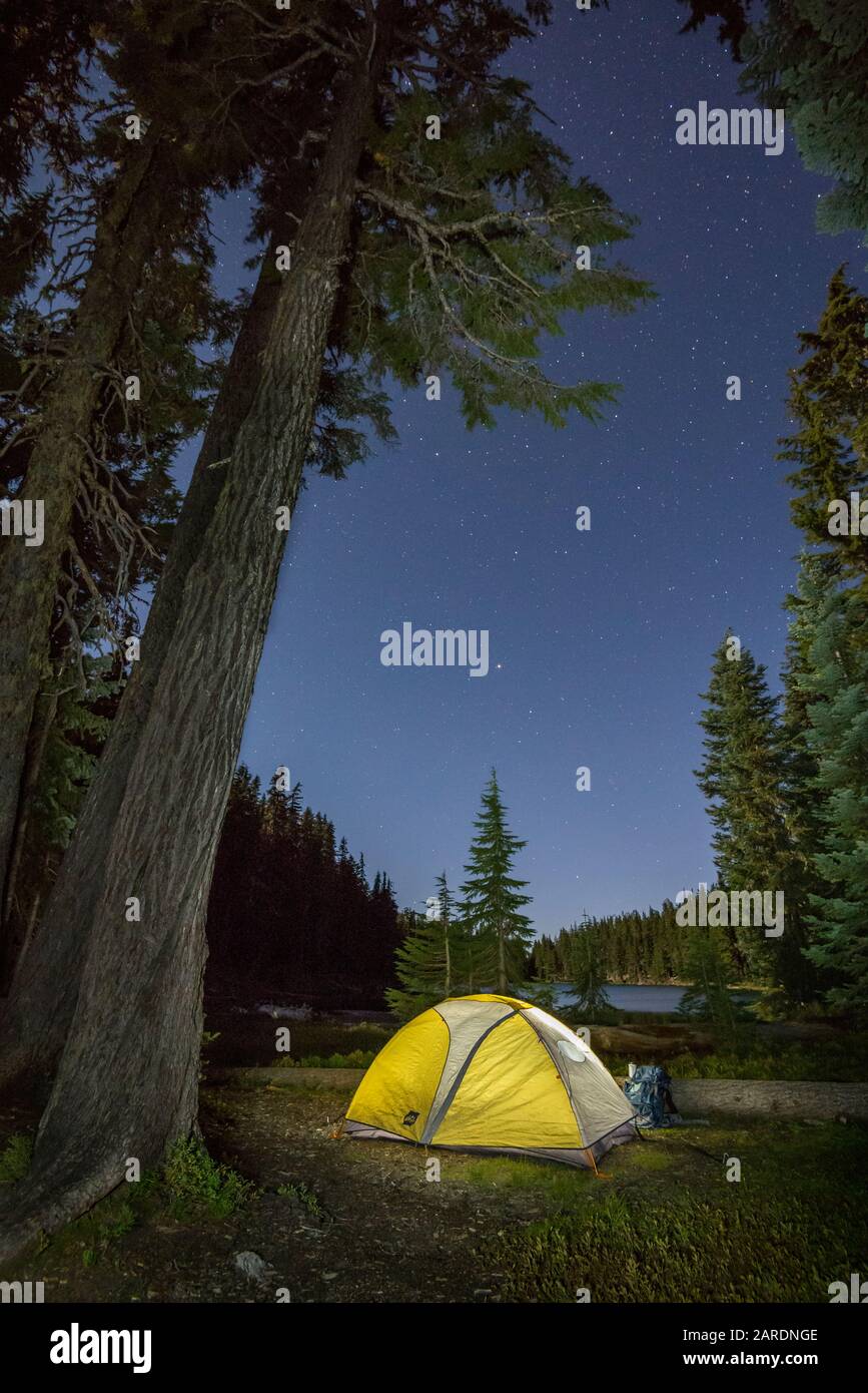 Backpacker Camp A Marie Lake, Diamond Peak Wilderness, Cascade Mountains, Oregon. Foto Stock