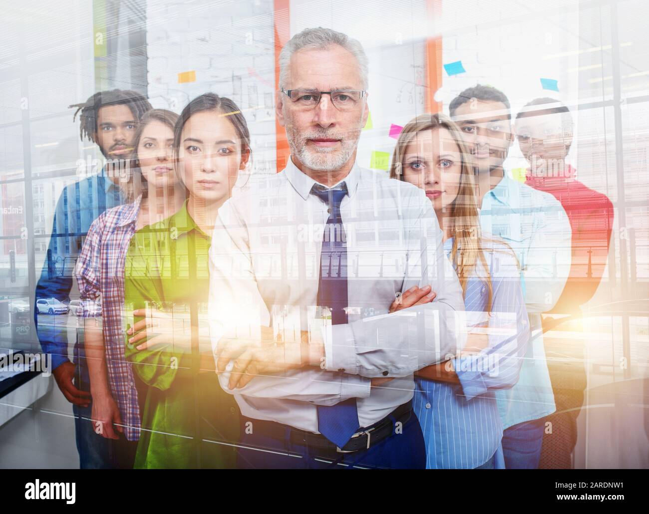 La gente di affari di team in ufficio di guardare lontano. Visione futura, il lavoro di squadra startup un concetto di partenariato. La doppia esposizione Foto Stock