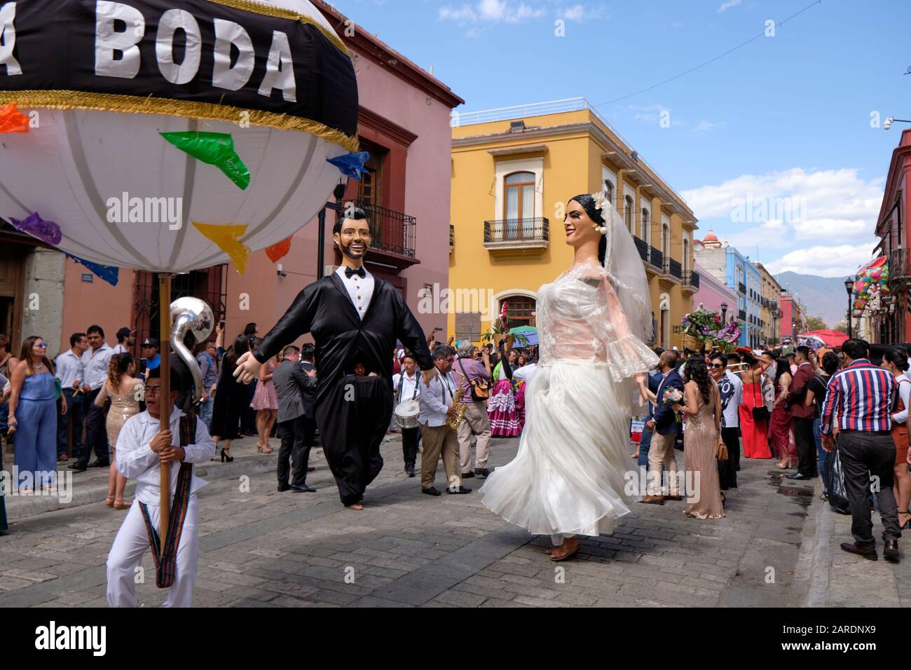 Marionette giganti della sposa e dello sposo con una grande parte di palla della parata tradizionale di nozze (Calenda de Bodas) per le strade di Oaxaca. Foto Stock