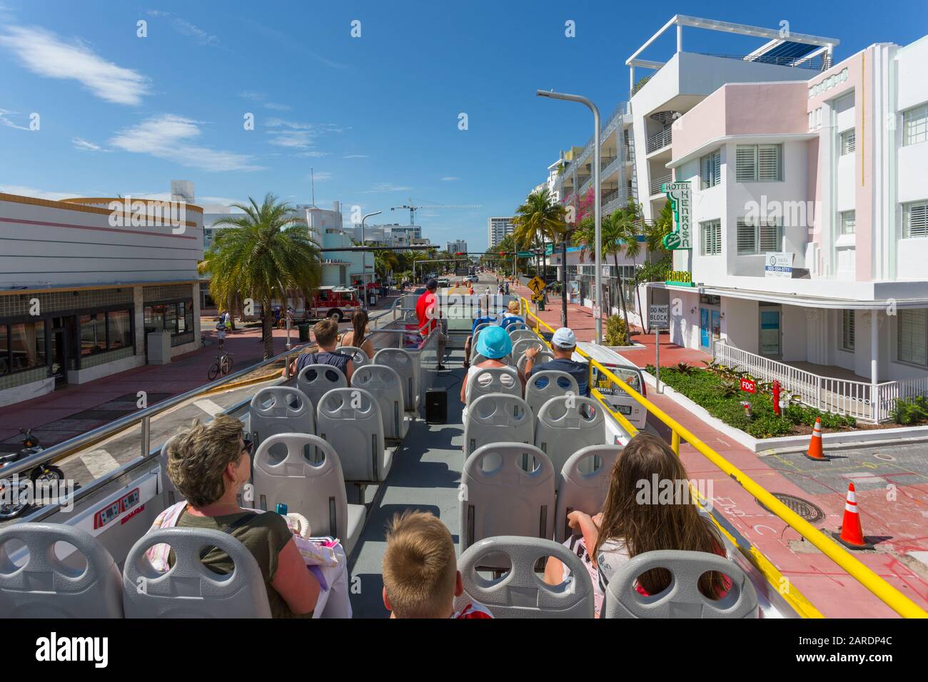Vista dall'autobus scoperto in Collins Avenue, South Beach, Miami, Florida, Stati Uniti d'America, Nord America Foto Stock