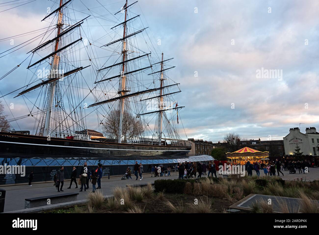 Il Cutty Sark e la giostra vicina al tramonto, Greenwich, Londra, Regno Unito Foto Stock