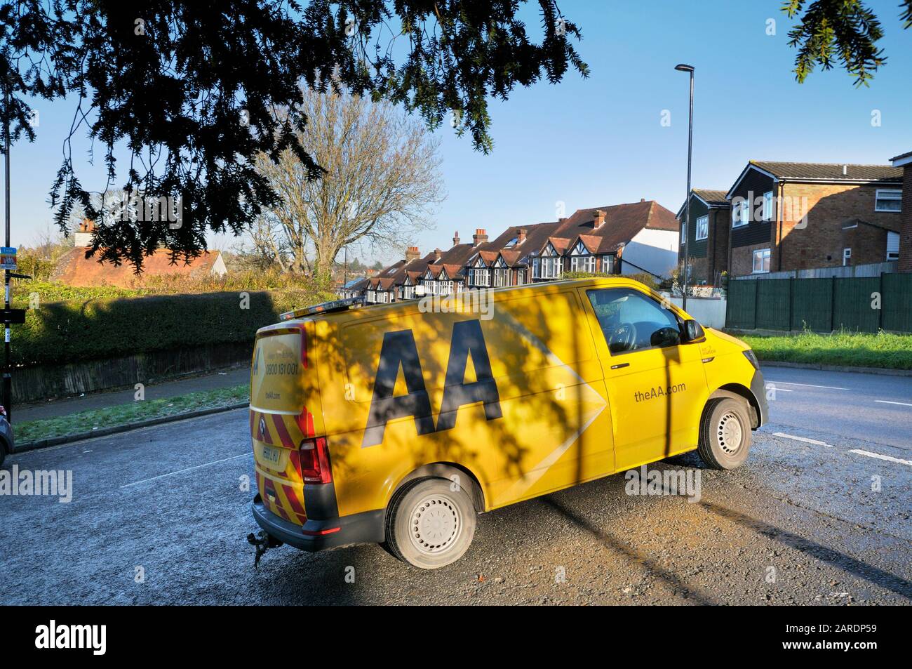 AA van in una strada suburbana, Inghilterra, Regno Unito Foto Stock
