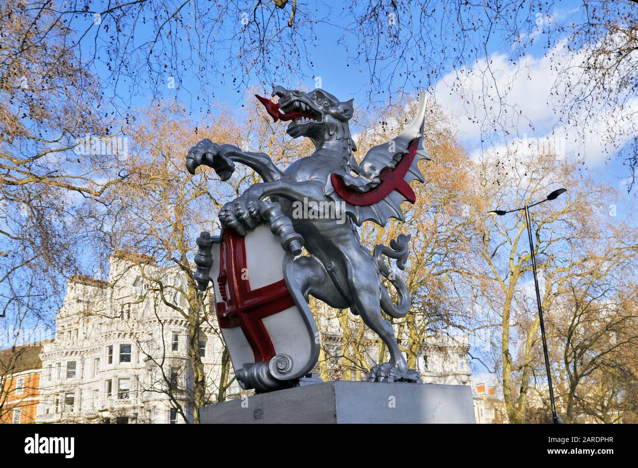 Statua del drago sul Victoria Embankment che segna il confine tra la City of London e la City of Westminster. Londra, Inghilterra, Regno Unito Foto Stock