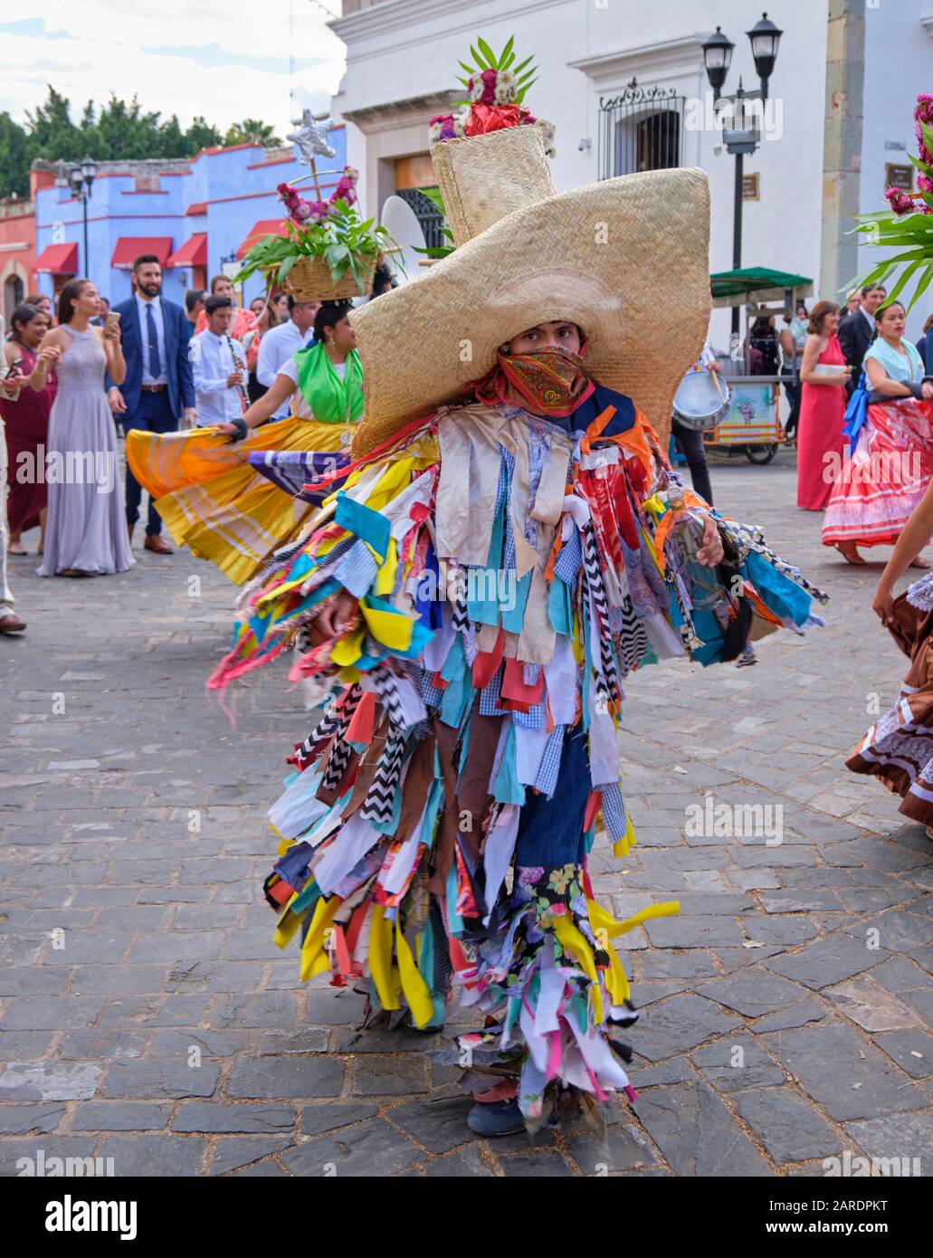 Uomo vestito come tiliche parte della parata tradizionale (Calenda de Bodas) sulle strade di Oaxaca. Foto Stock
