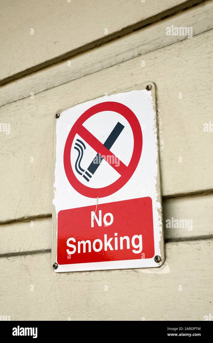 Non fumare segno su un muro, Inghilterra, Regno Unito Foto Stock