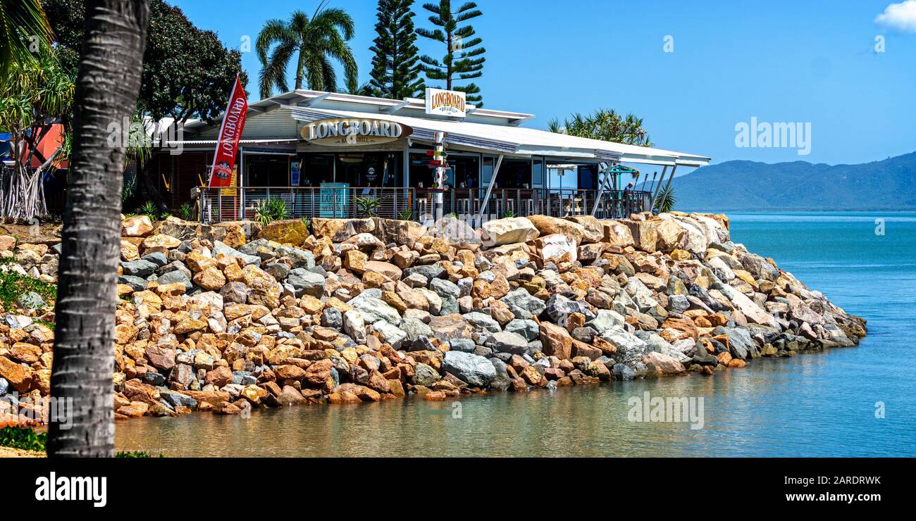 Caffetteria su muro di pietra con vista sull'oceano. The Strand, Townsville Queensland, Australia Foto Stock