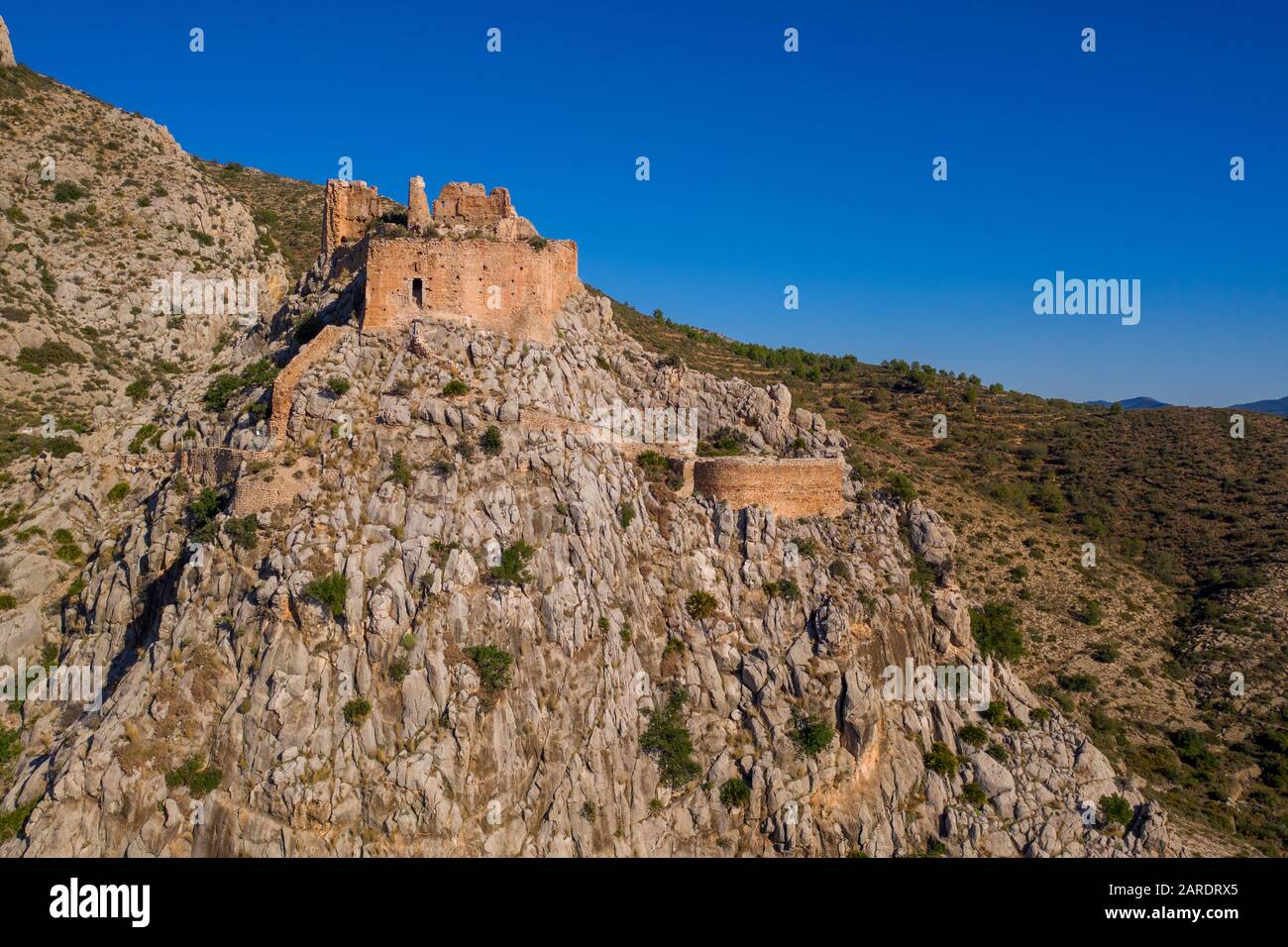 Veduta aerea del castello medievale gotico Borriol collina rovina vicino Castellon Spagna con cielo blu Foto Stock