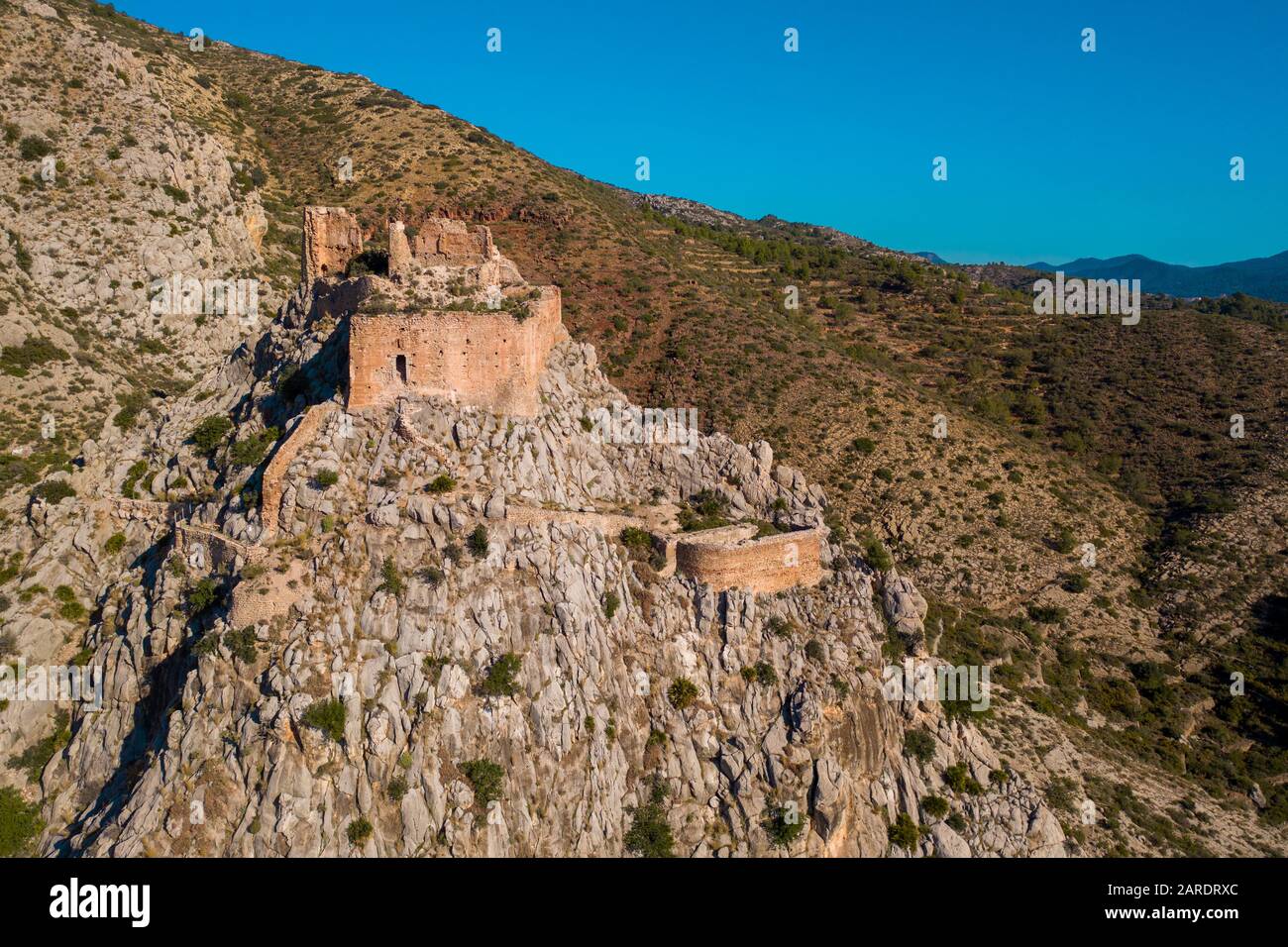 Veduta aerea del castello medievale gotico Borriol collina rovina vicino Castellon Spagna con cielo blu Foto Stock