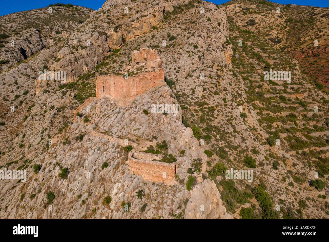 Veduta aerea del castello medievale gotico Borriol collina rovina vicino Castellon Spagna con cielo blu Foto Stock