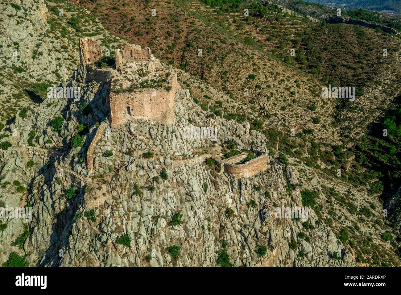 Veduta aerea del castello medievale gotico Borriol collina rovina vicino Castellon Spagna con cielo blu Foto Stock