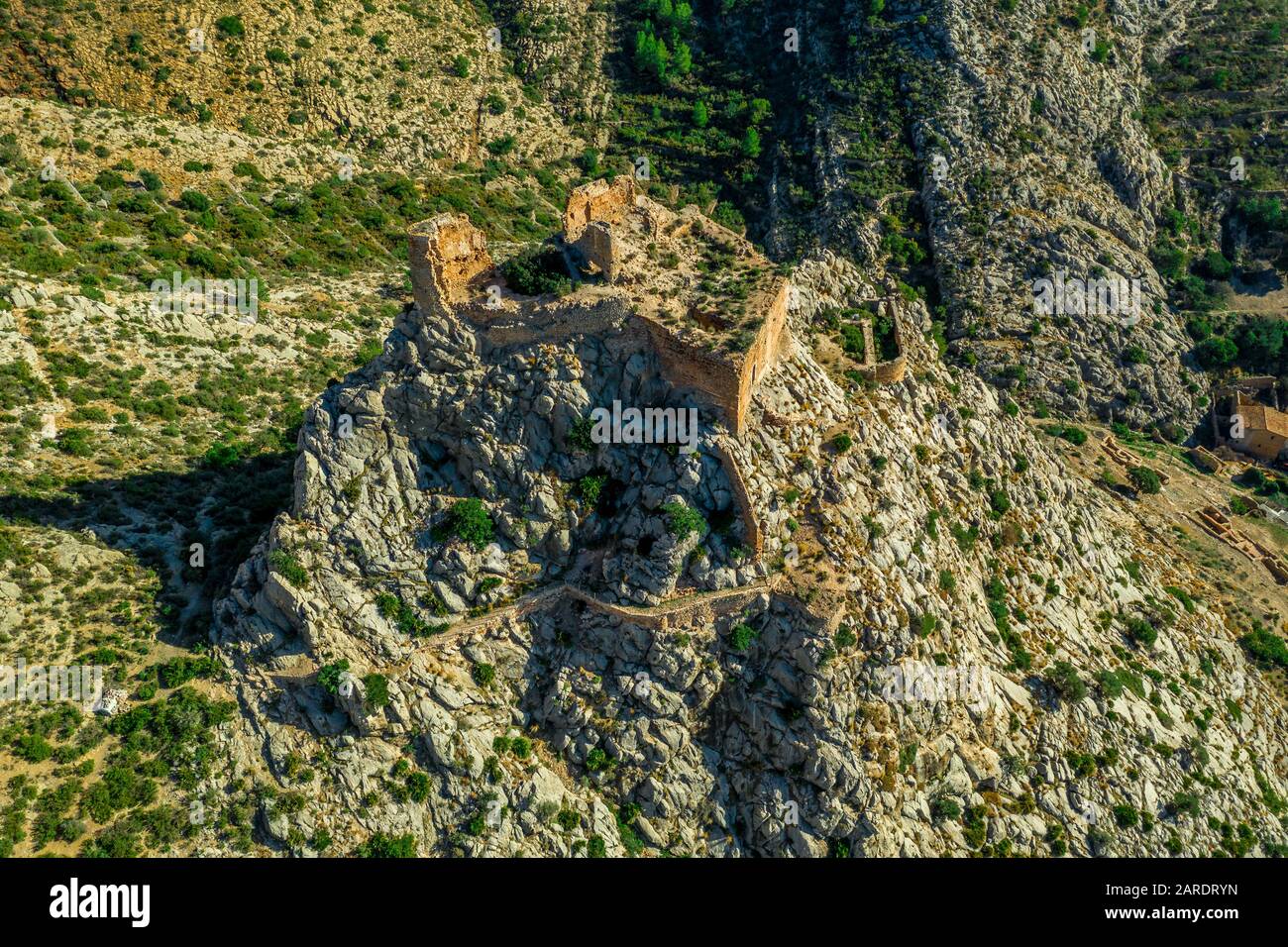 Veduta aerea del castello medievale gotico Borriol collina rovina vicino Castellon Spagna con cielo blu Foto Stock